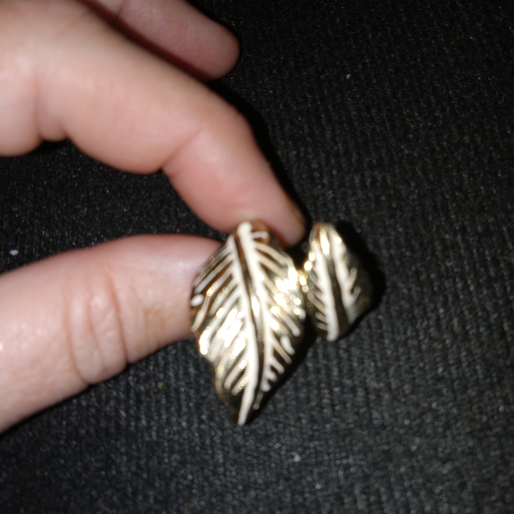 VintGe 1980s leave wrap knuckle ring gold and white color sz 7